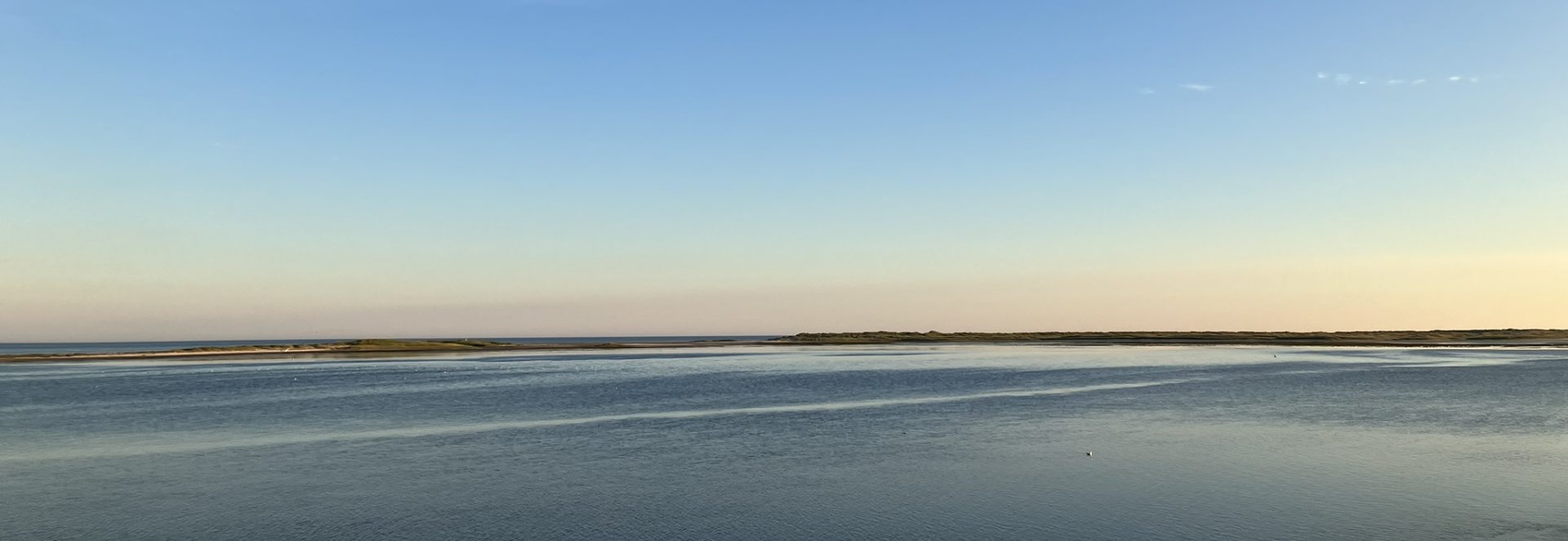 Ruhige Meereslandschaft mit weitem Horizont und sanften Farben.