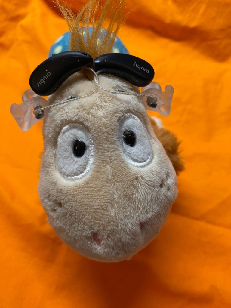 Kleine Schnecke mit Hörgeräten