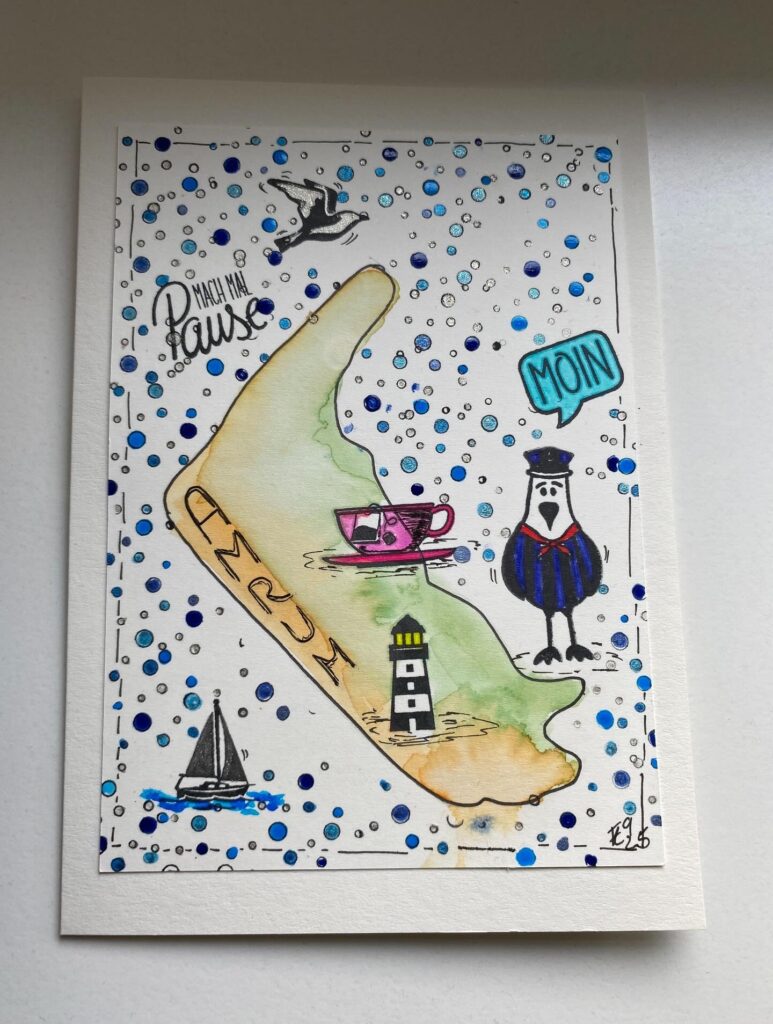 Handgemalte Amrum-Karte mit Leuchtturm, Möwe, Segelboot, Tasse und dem Schriftzug „Mach mal Pause“ und „Moin“