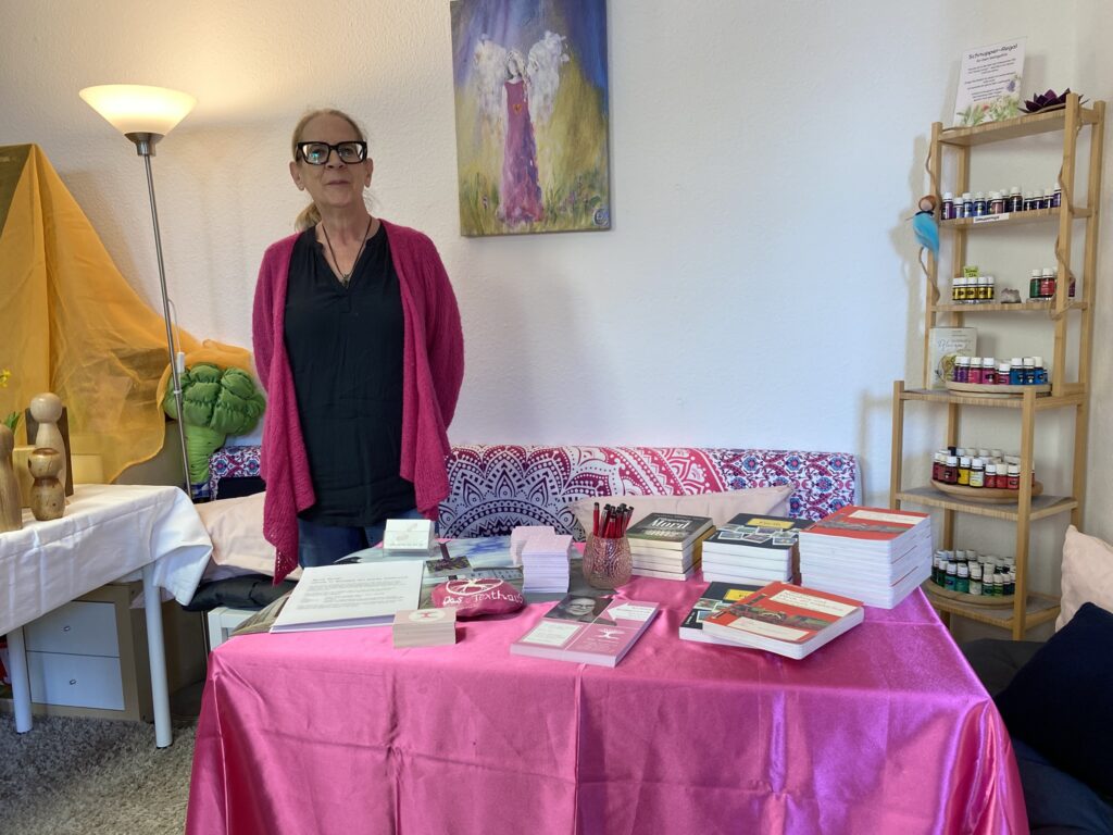 Andrea Himmelstoß An ihrem Büchertisch